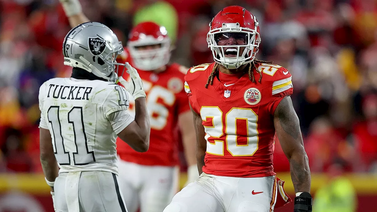 Chiefs Edge Raiders in Dramatic Black Friday Game