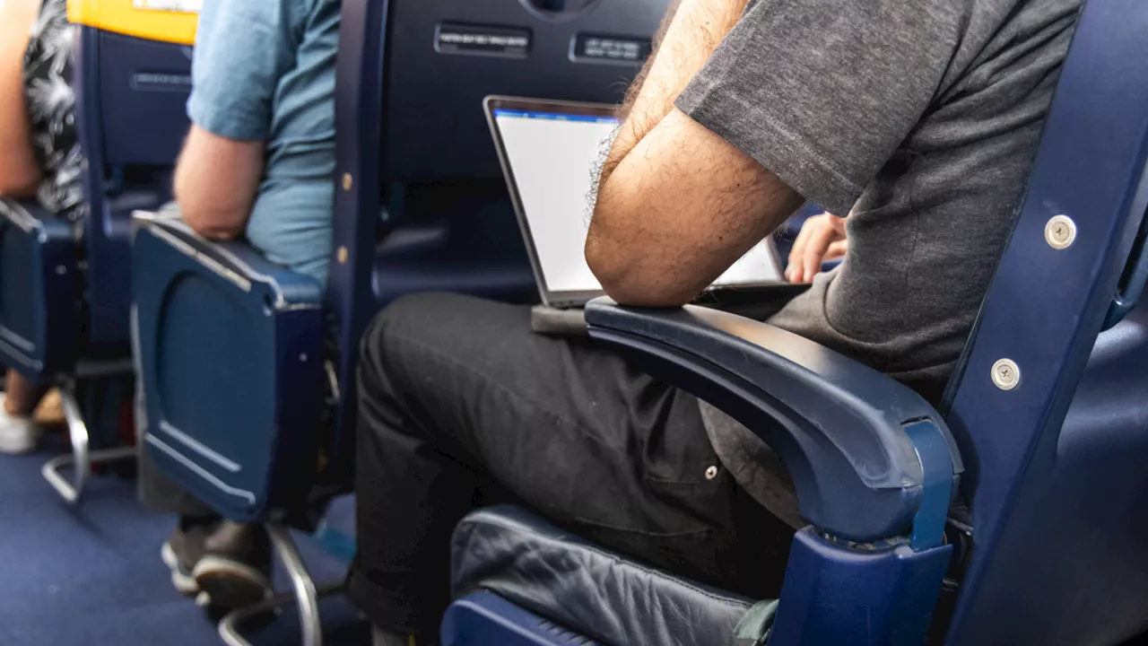 Traveler's MacBook Breaks During Flight Due to Reclining Seat