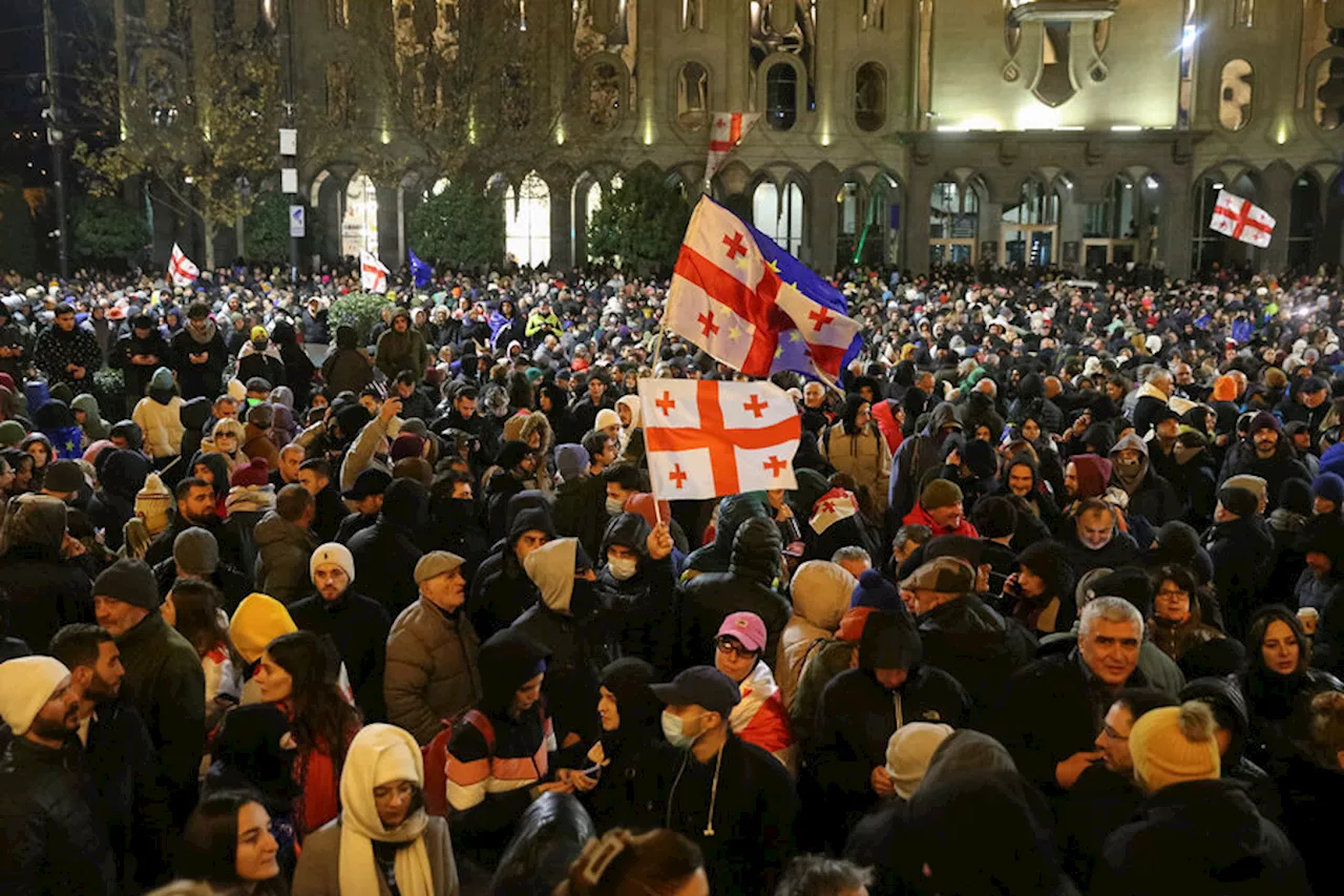 Митингующие в центре Тбилиси закидали спецназ петардами