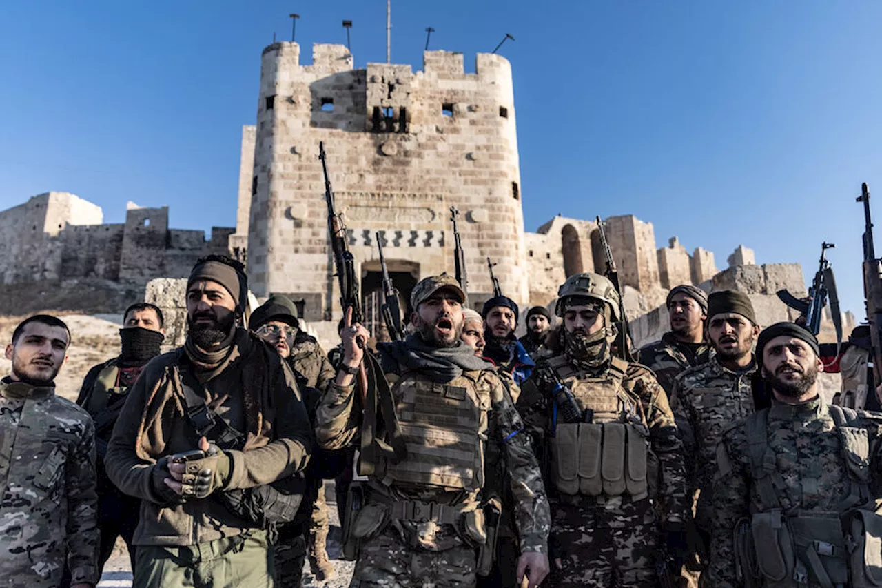 Позируют в особняках и сносят памятники: сирийские повстанцы заняли центр Алеппо