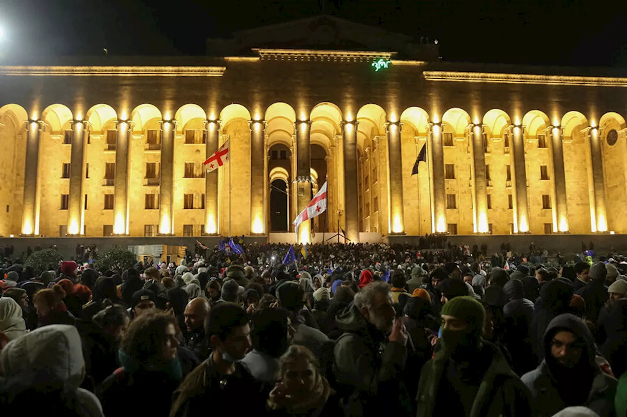 Спецназ Тбилиси применил водомет по митингующим у входа в парламент