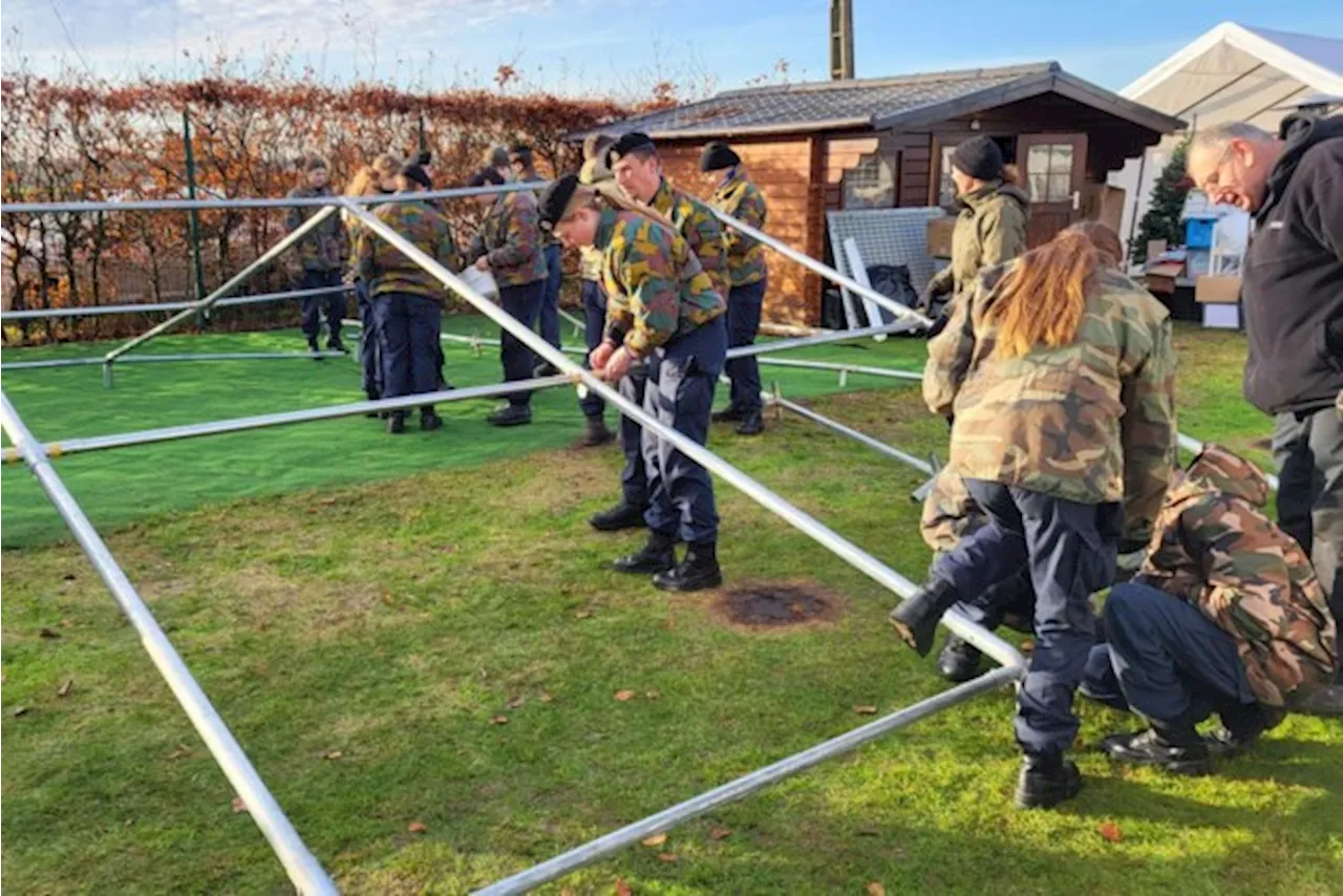 Marinekadetten helpen Het Dierenthuisje met nieuwe tent voor kerstmarkt