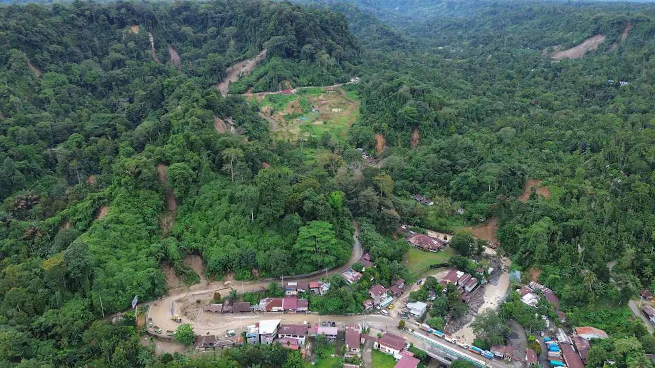 Empat Hari Jalan Medan-Berastagi Putus, Warga Kesulitan Bahan Pokok dan Air Minum