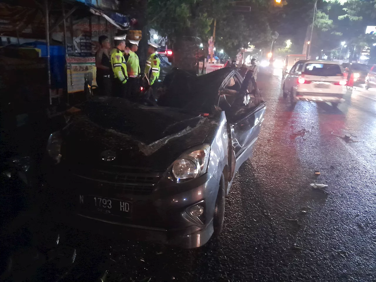 Tewas Dua Orang Akibat Tertimpa Pohon Tumbang di Jalan Raya Malang-Surabaya