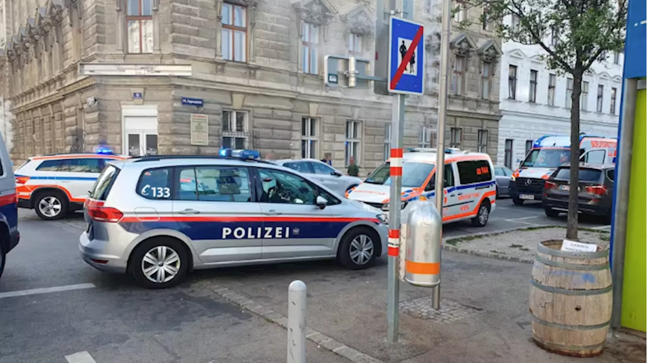  Passanten sehen Frau an Fenster und rufen die Polizei