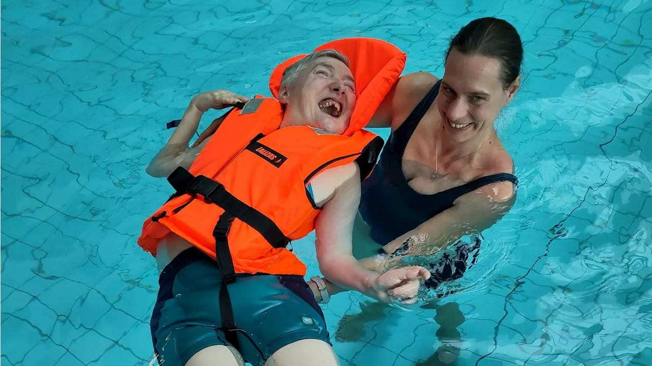 Schwimmen als Herausforderung und Erfolg für Menschen mit Mehrfachbehinderung