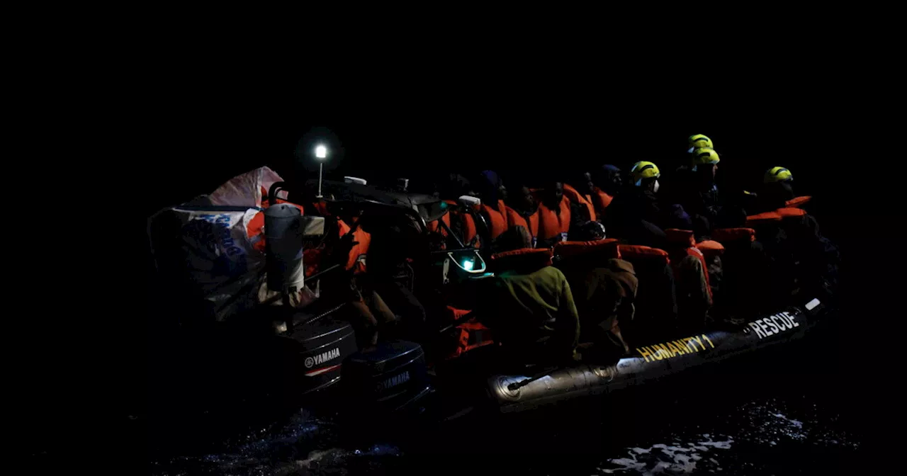 Donne e bambini presi in mezzo al mare, gli altri fra le onde. Questa è la Guardia costiera libica