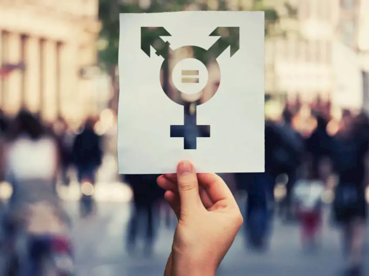 Follia woke del NY Times: le donne biologiche sono 'donne non transgender'