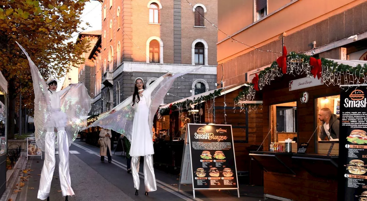 Babbo Natale e trampolieri a spasso per le vie del centro, inaugurato il mercatino delle feste