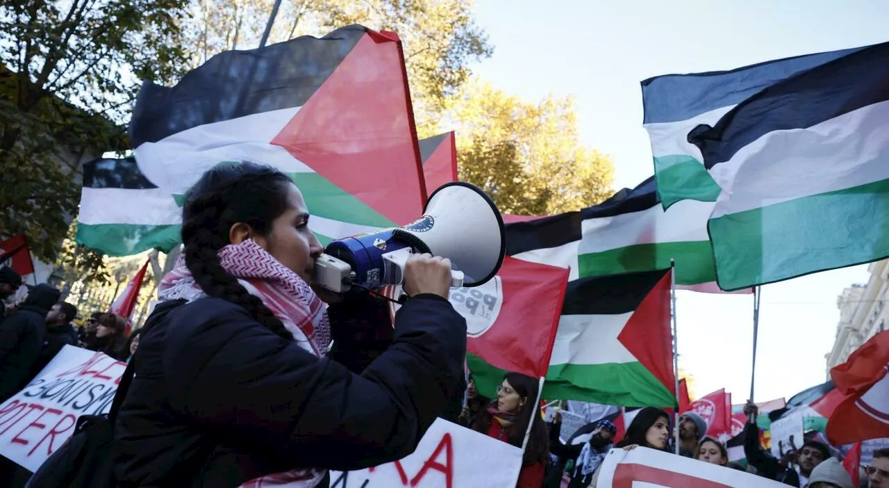 Corteo pro Palestina a Roma, fumogeni e petardi contro la polizia davanti alla sede della Fao