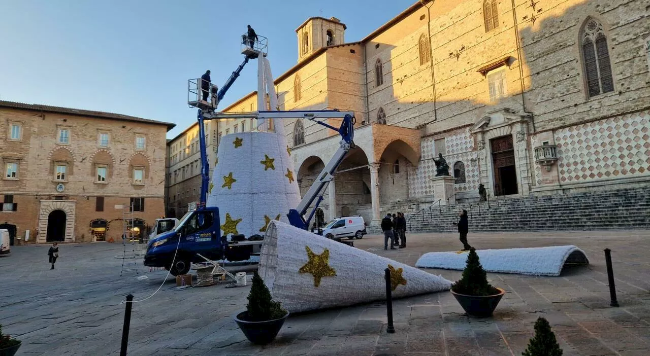 Perugia, Natale e Capodanno: da oggi la città si tuffa nella tradizione delle feste. Pista di ghiaccio e cuore