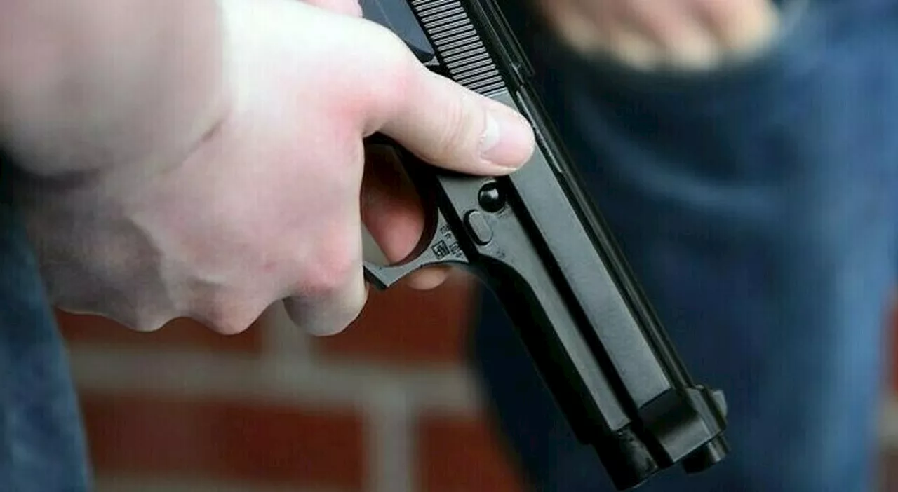 Spara alla figlia di 7 anni mentre maneggia la pistola in cucina, denunciato papà 46enne a Napoli