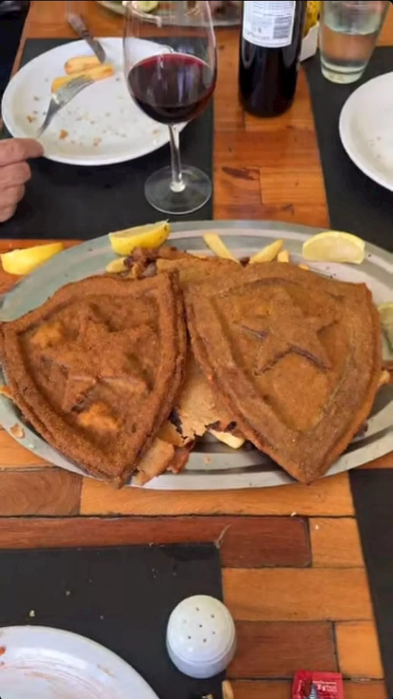 Restaurante favorito do zagueiro Barboza em Buenos Aires vende prato em formato de escudo do Botafogo