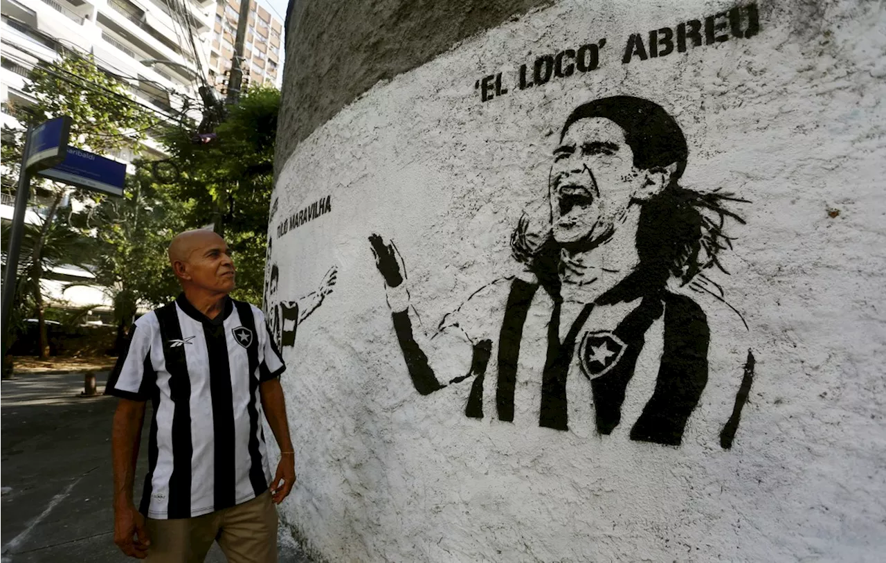 Torcedor do Botafogo 'leva' muro de ídolos de General Severiano para rua da Tijuca