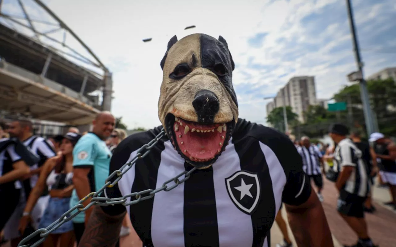 Torcedores do Botafogo começam a chegar para fan fest no Nilton Santos