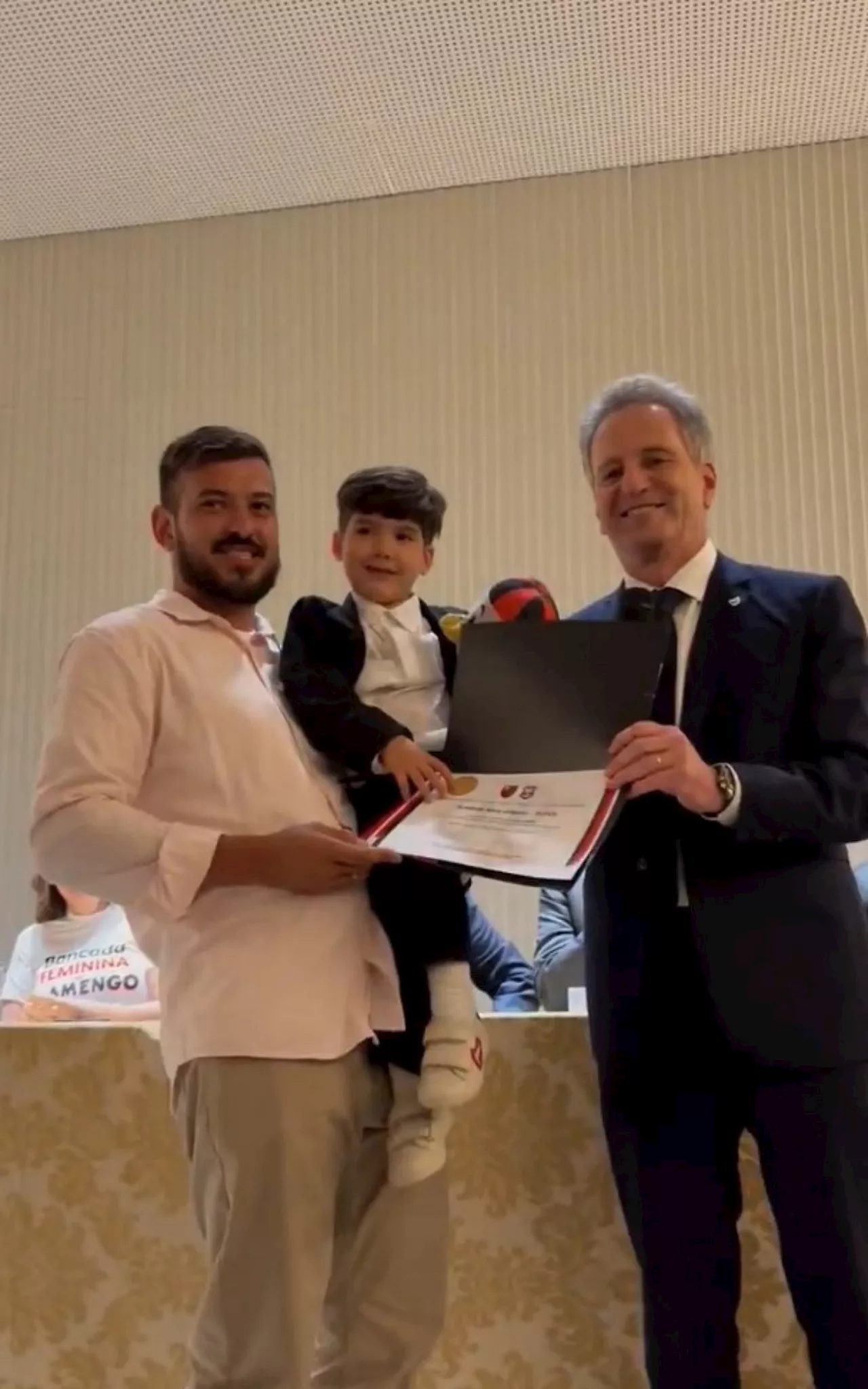 Vídeo: filho de Everton Ribeiro recebe título de sócio honorário do Flamengo