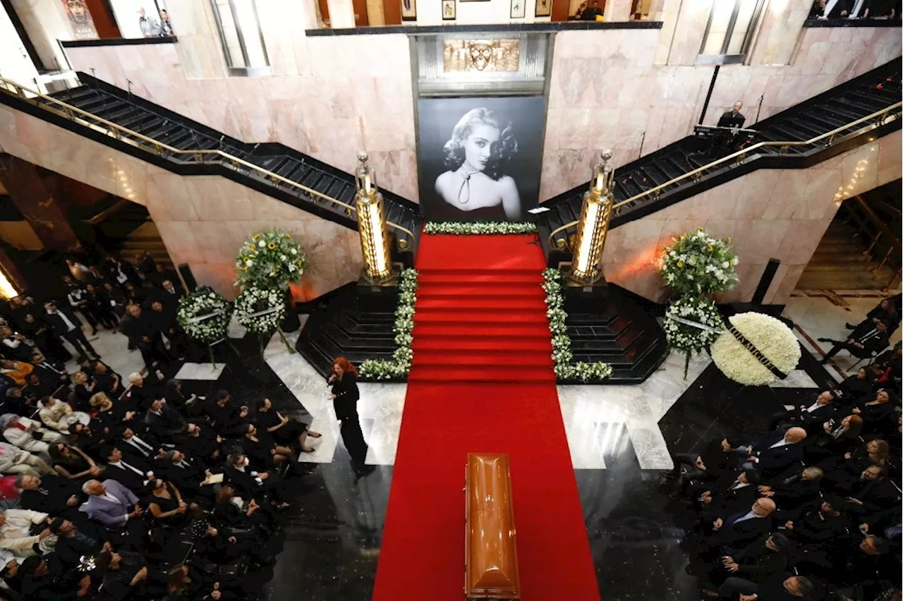 Rinden homenaje a Silvia Pinal en el Palacio de Bellas Artes