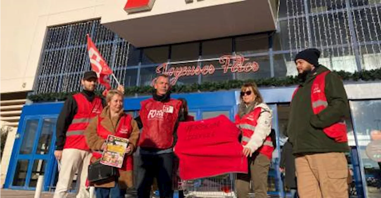 Les employés d’Auchan et la surface de vente au rabais pour le Black Friday