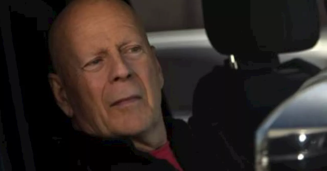 Bruce Willis Posó Conmovedoramente Con un Cartel Durante el Día de Acción de Gracias