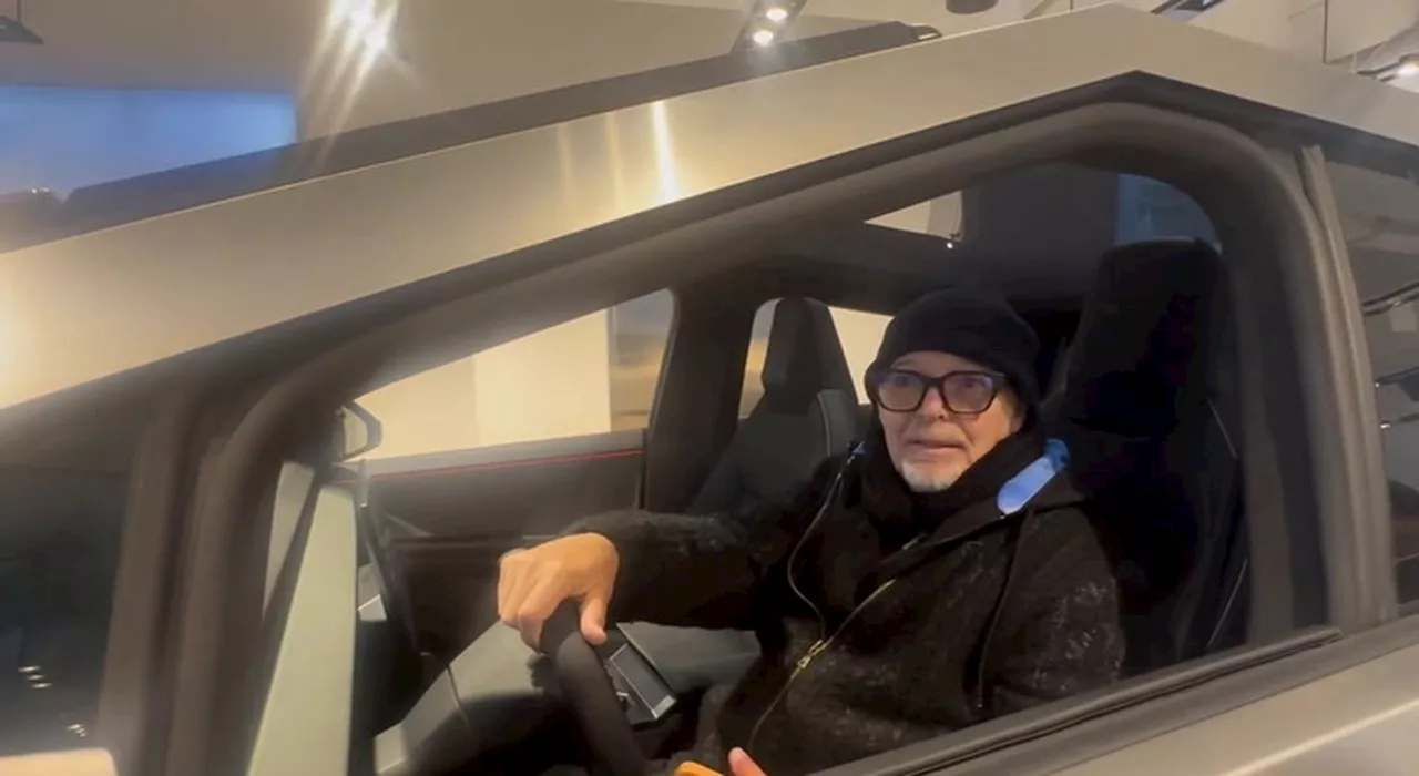 Vasco Rossi a bordo della Tesla, la recensione: «Ideale per caricare olive, pere cotte... o fucili mitragliato