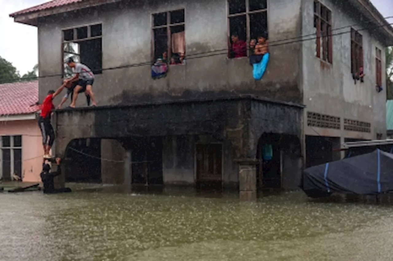 Despite floods, Kelantan grocery shop owner keeps business open