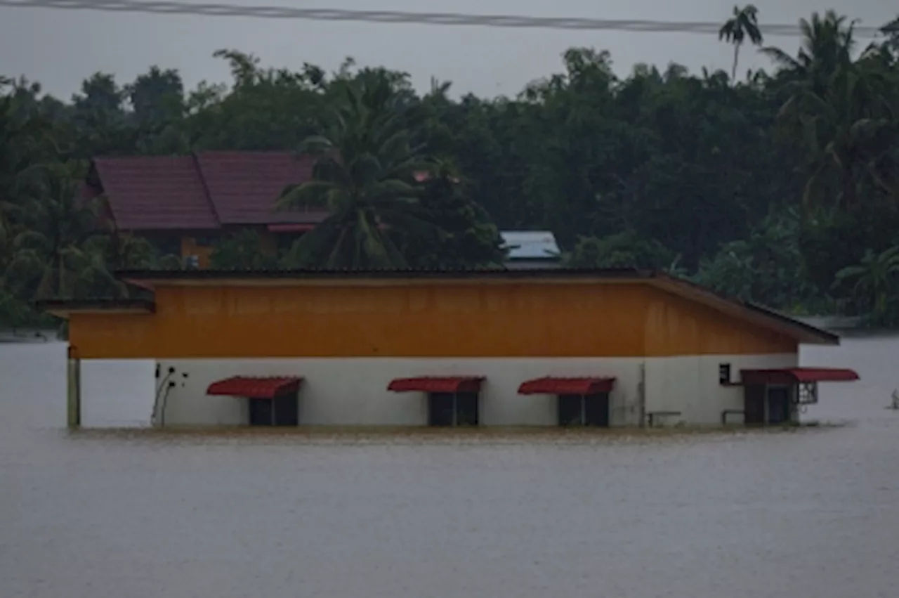 Police: Downtown Kota Baru under 2m water after hit by overflow from Sungai Kelantan