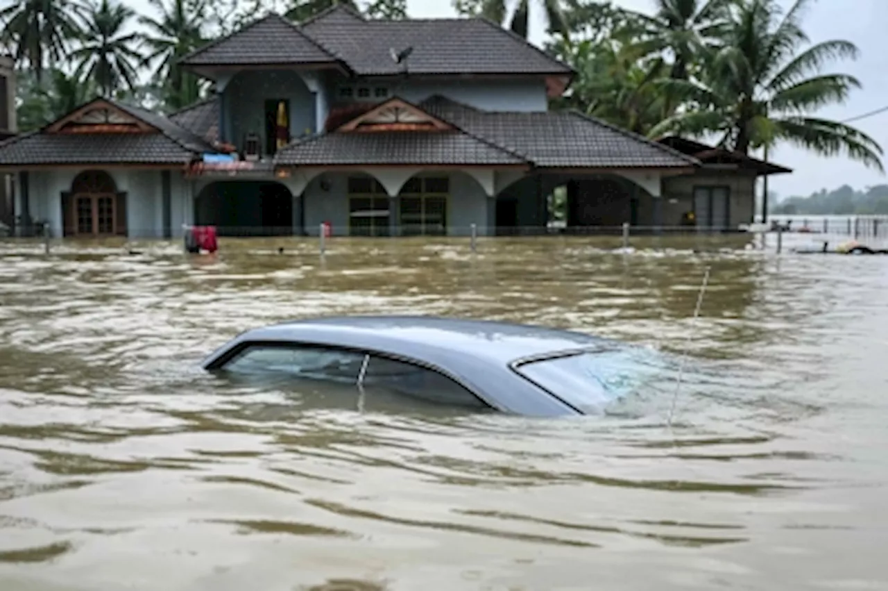 Social Media Influencers and Entrepreneurs Aid Flood Victims in Kelantan