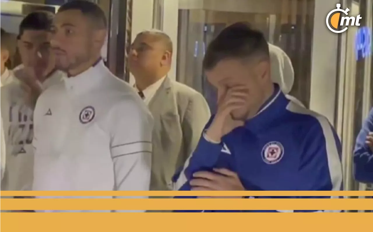 Aficionados de Cruz Azul llevan serenata al equipo y Anselmi rompe en llanto