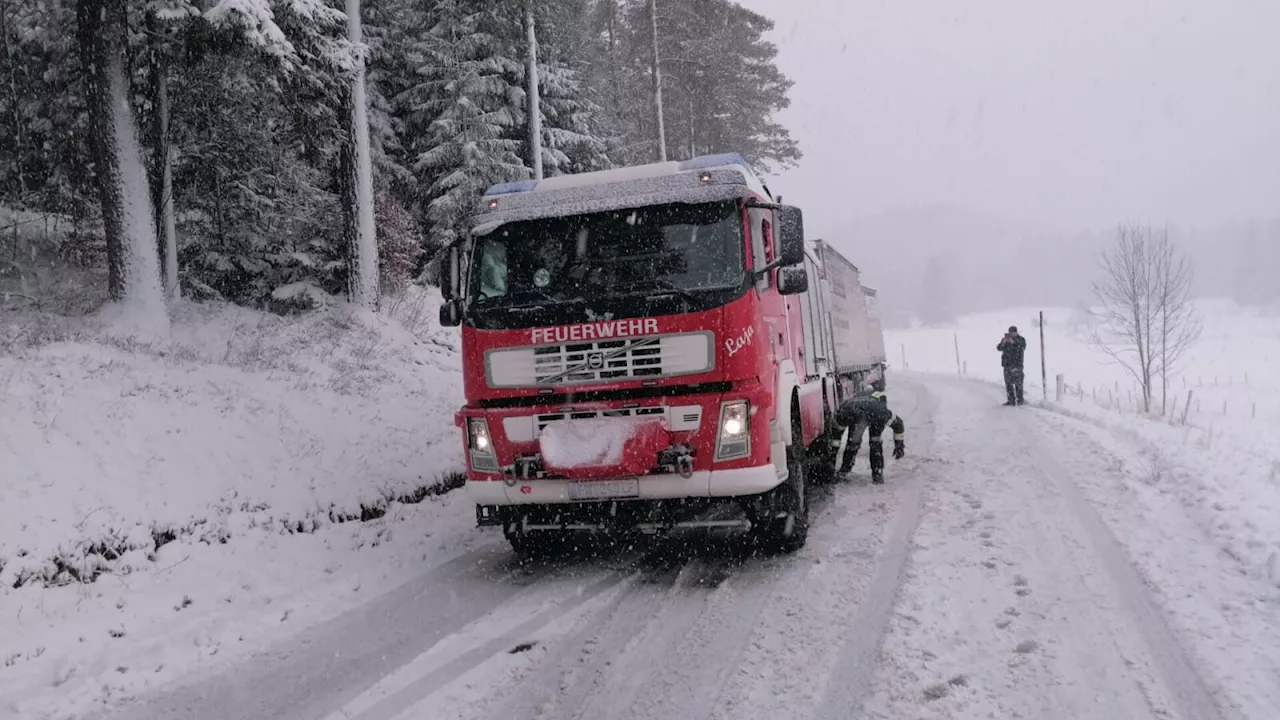 Lenker hingen in St. Aegyd im Schnee fest