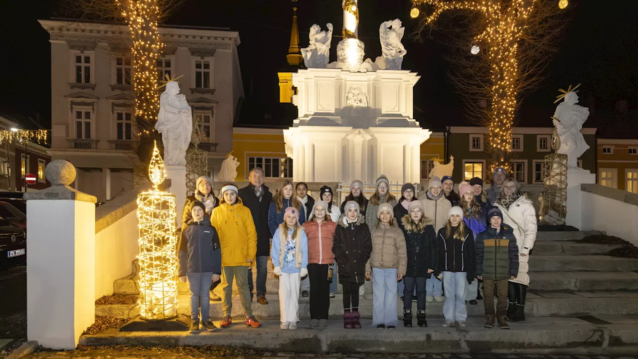 Waidhofner Hauptplatz dunkel während Weihnachtsfeierlichkeiten