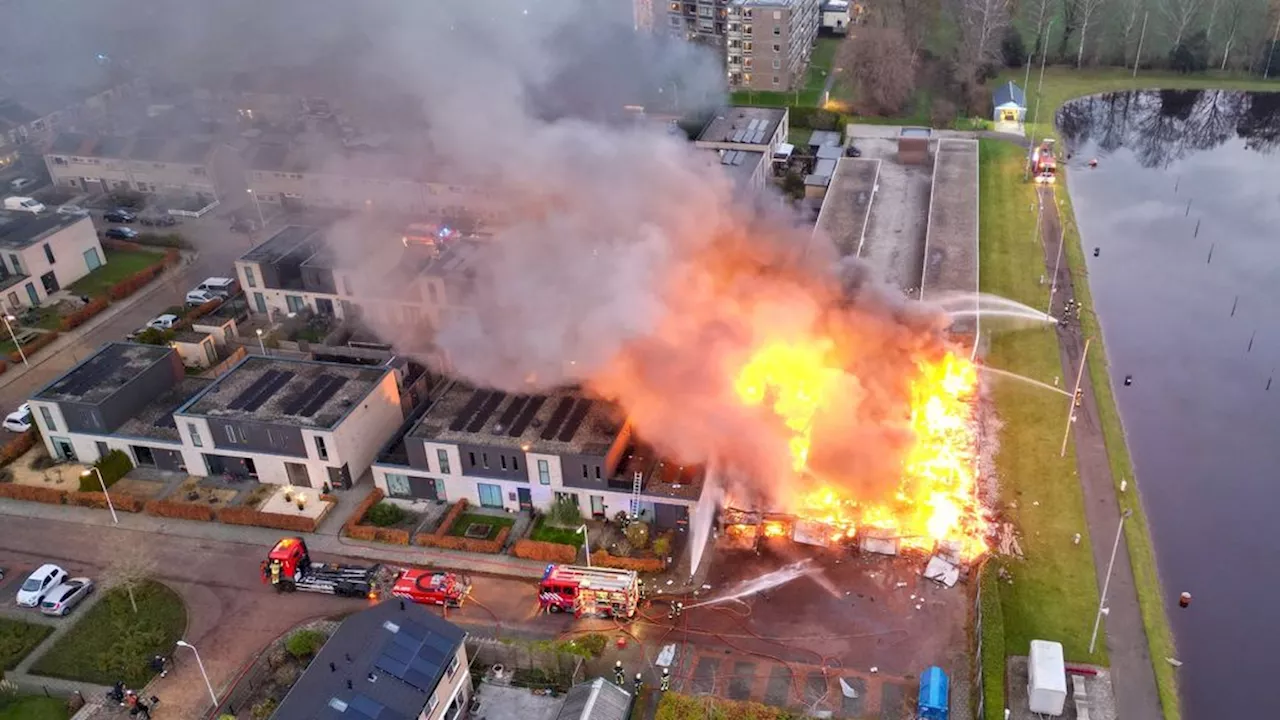 42 woningen ontruimd om brand na ontploffingen in garages Wolvega