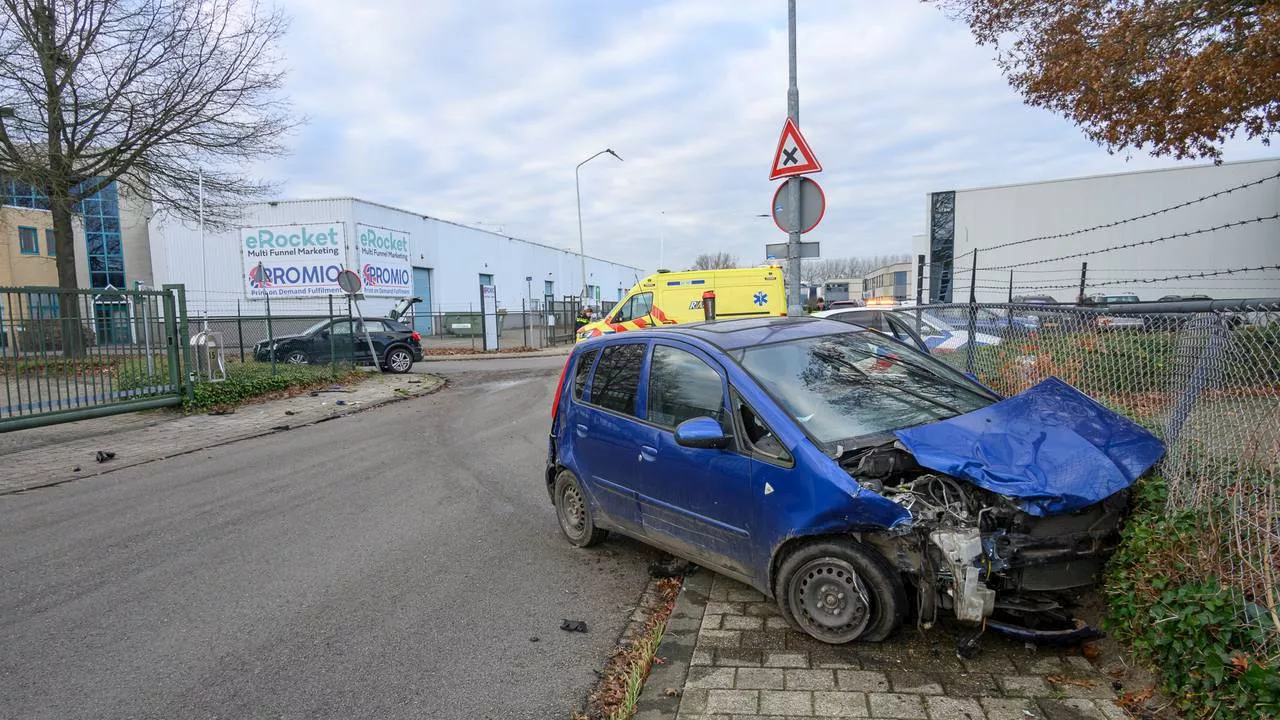 112-nieuws: auto's botsen, niemand gewond • man tegen de lamp in bosgebied