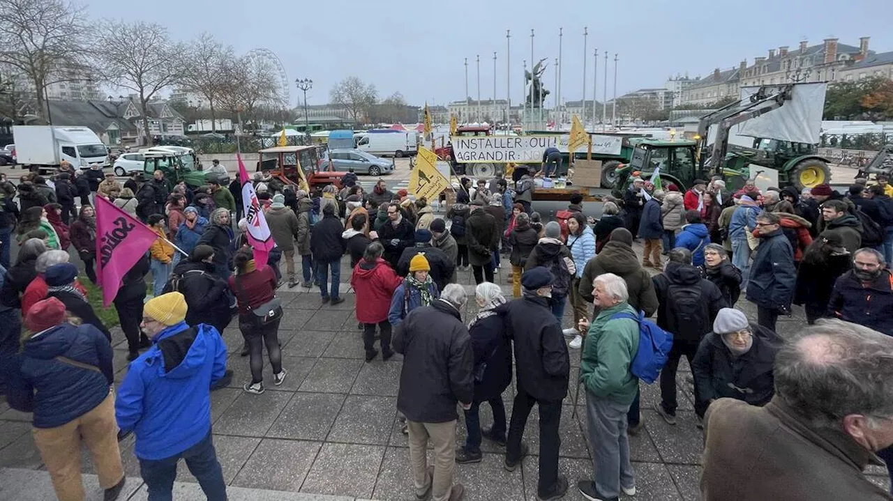 Cession d’une ferme en Anjou : 130 personnes manifestent devant le tribunal d’Angers