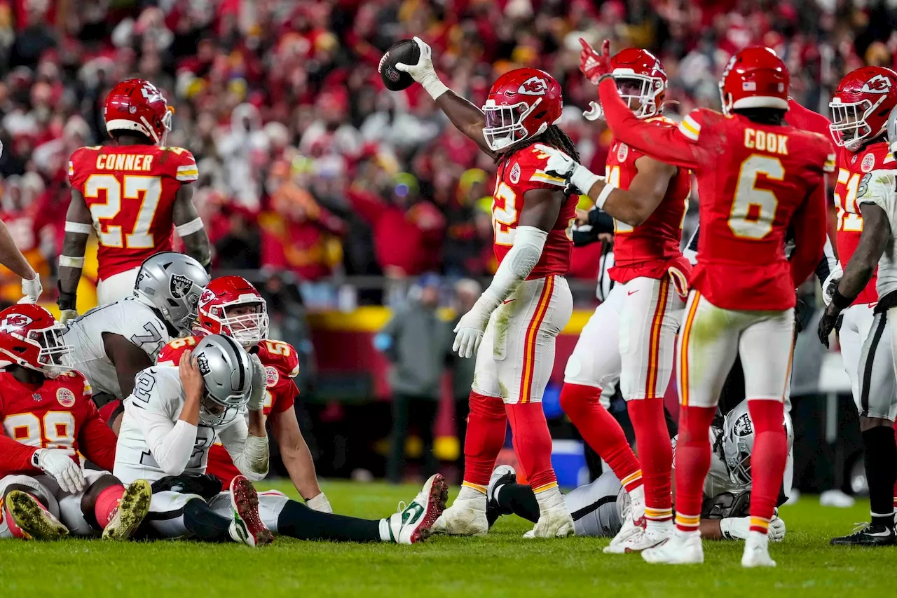 Chiefs recover botched snap by Raiders in closing seconds, clinch playoff berth