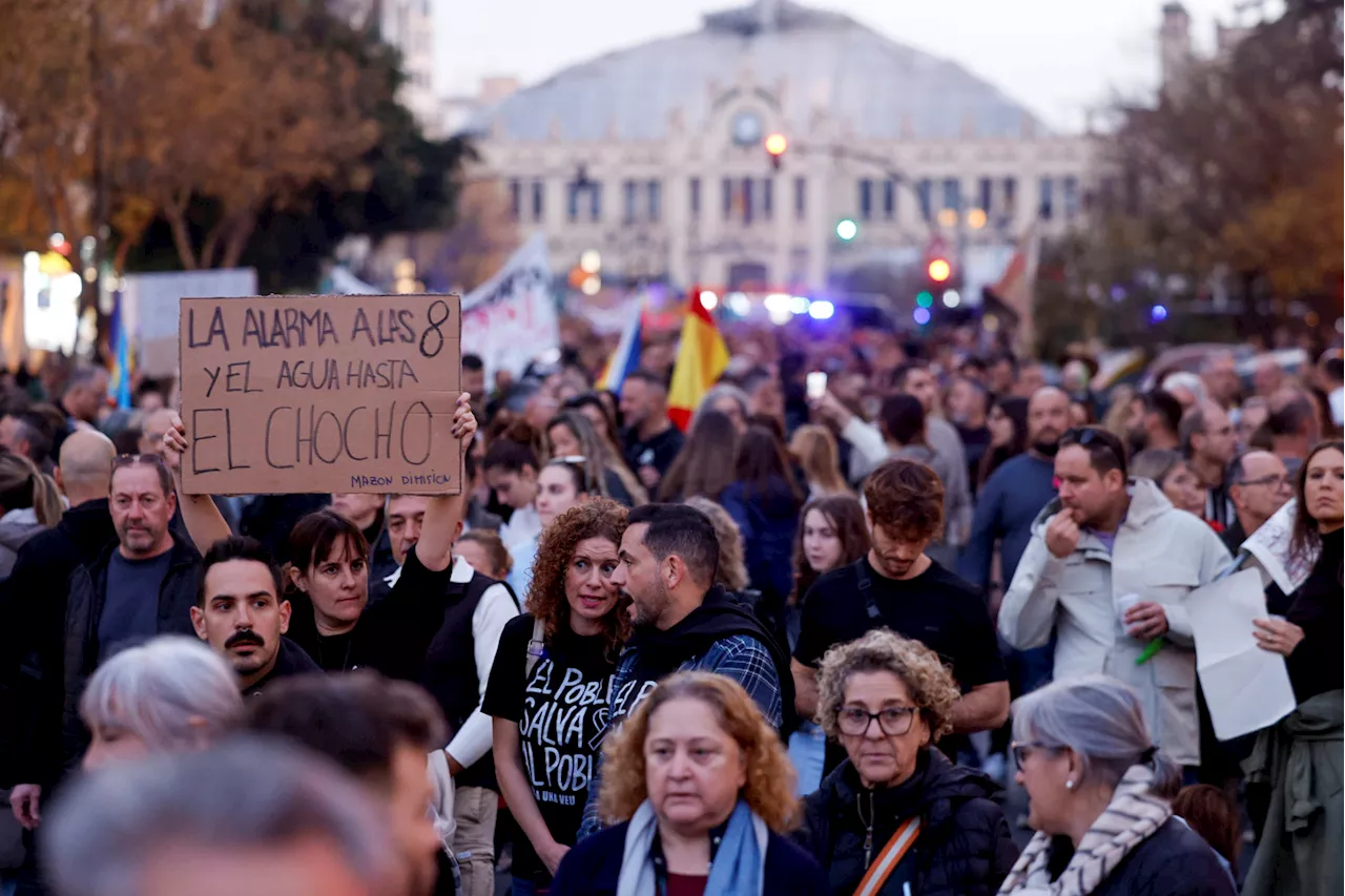 Miles de personas vuelven a pedir en València la dimisión de Mazón por la DANA