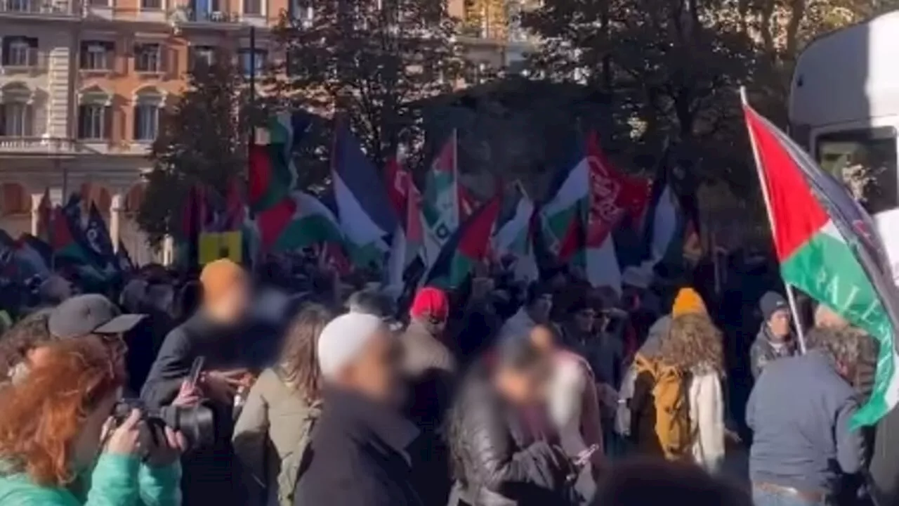 Manifestazione pro Palestina a Roma, attivista marcia con finto cadavere in braccio