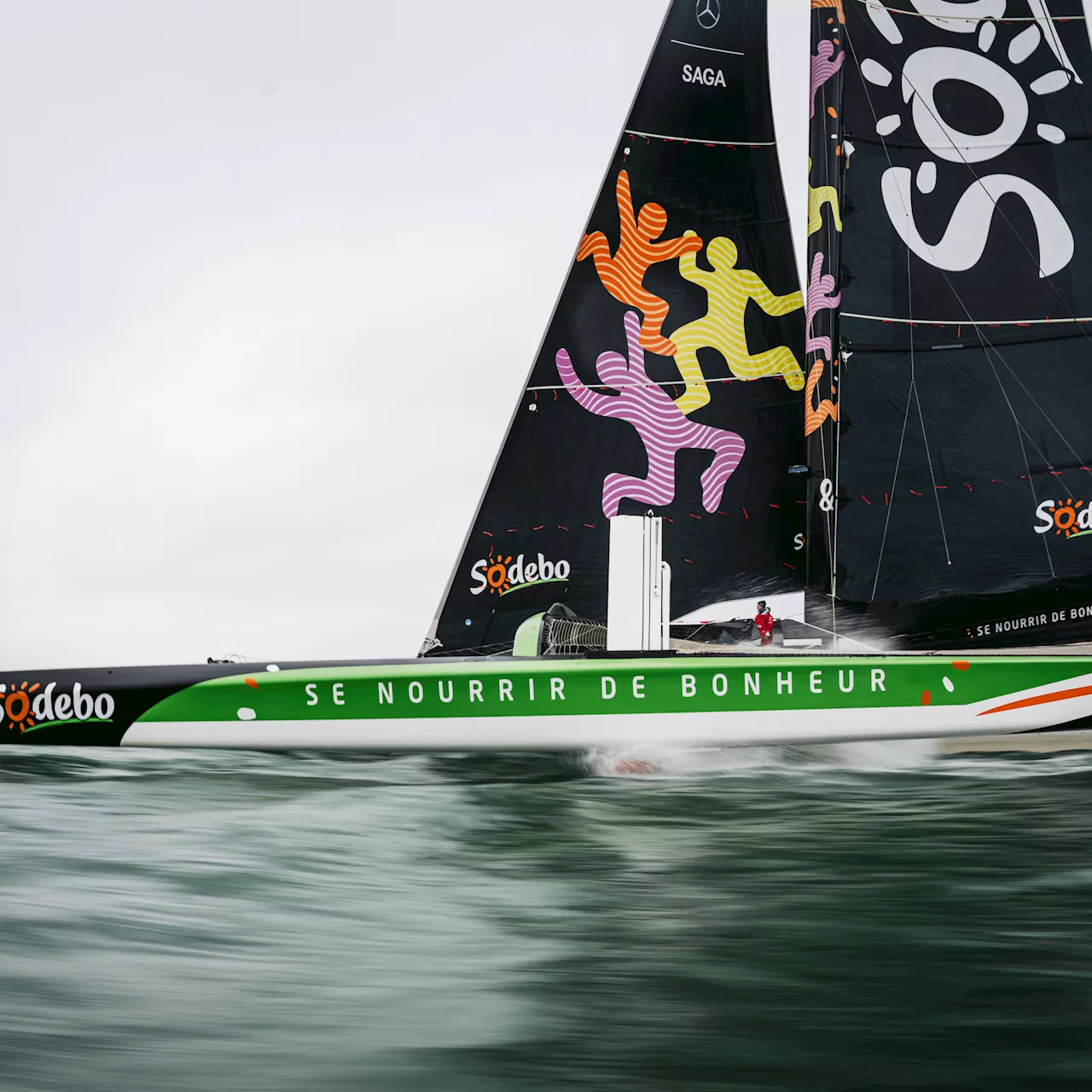 Trophée Jules Verne : les trimarans de Thomas Coville et François Gabart se sont élancés