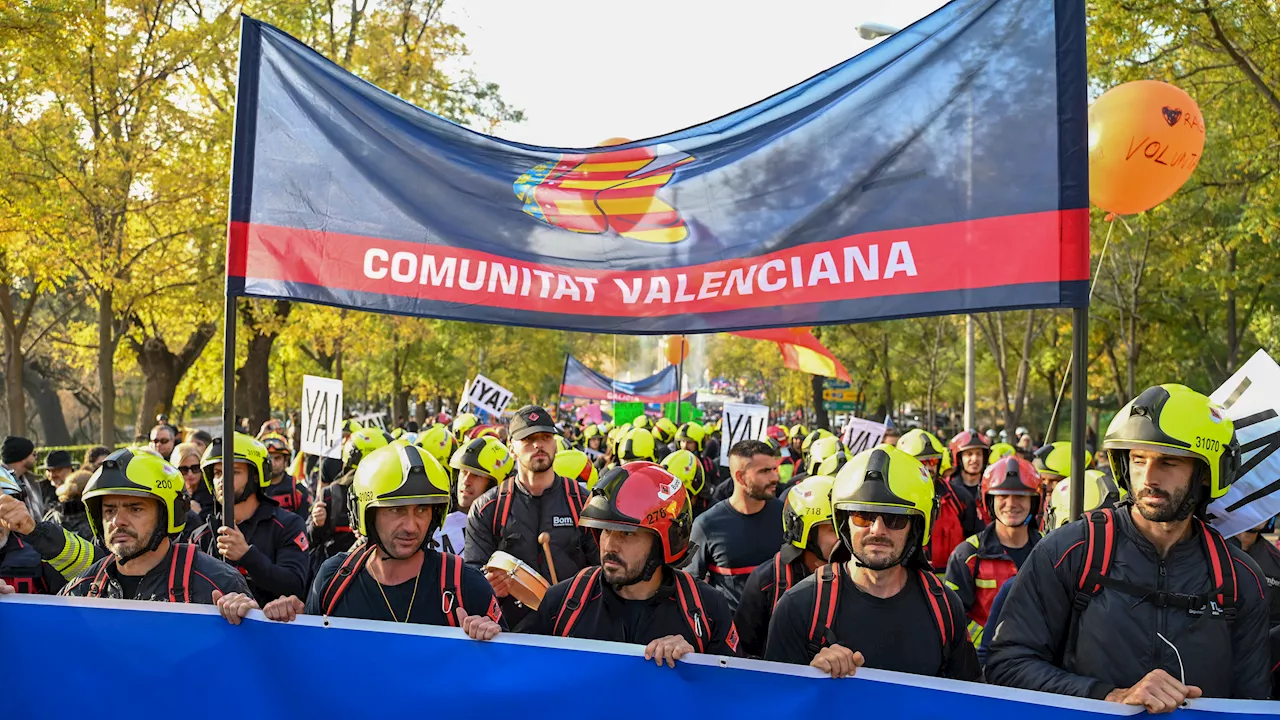 Miles de bomberos marchan en Madrid contra la 'descoordinación' en situaciones de catástrofe