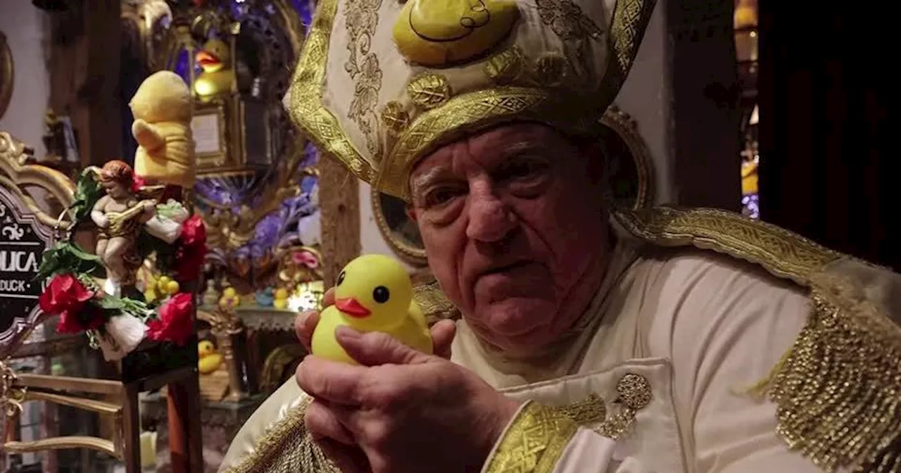 'Paticano': conheça esta 'Igreja' que tem como Deus um pato de borracha