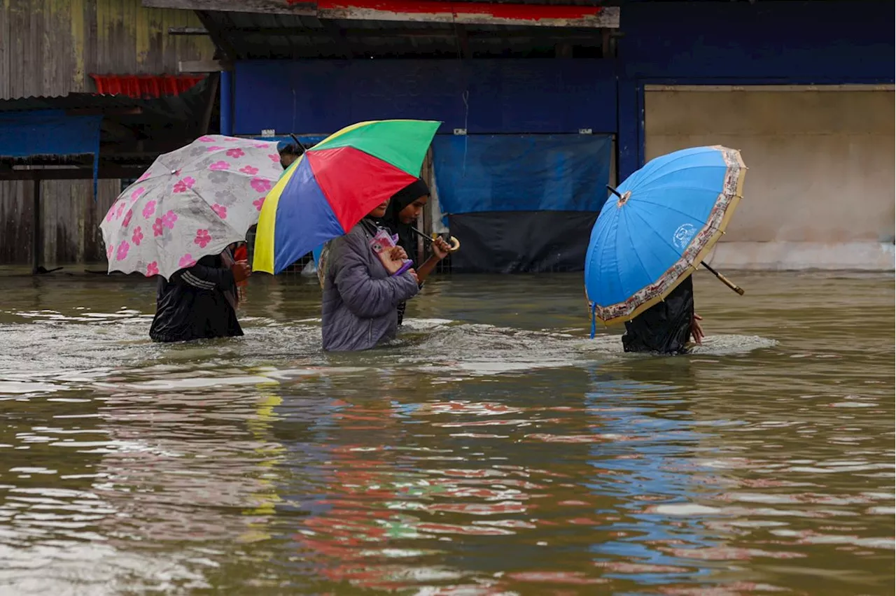 Kelantan cops to fly in supplies to nine relief centres cut off by floods