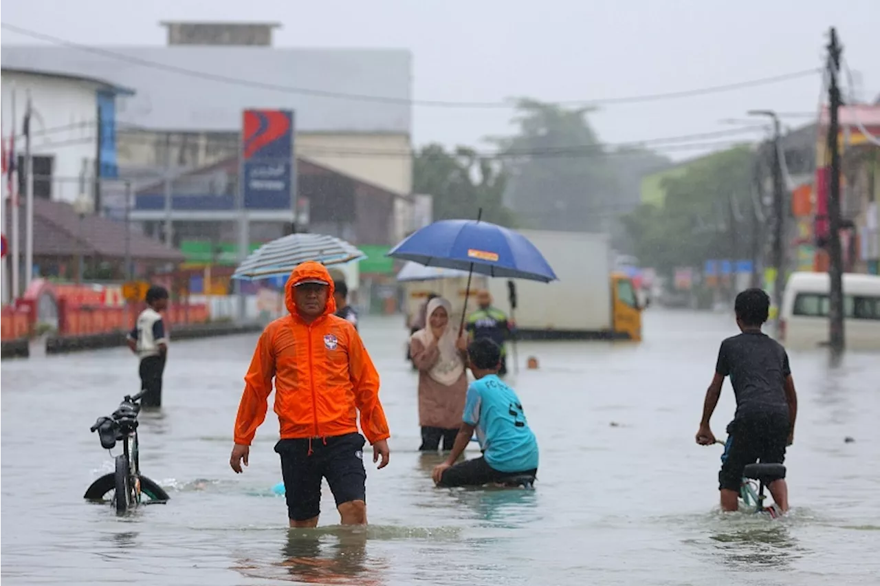 Malaysia Floods Displace Over 122,000 People; Emergency Services Deployed