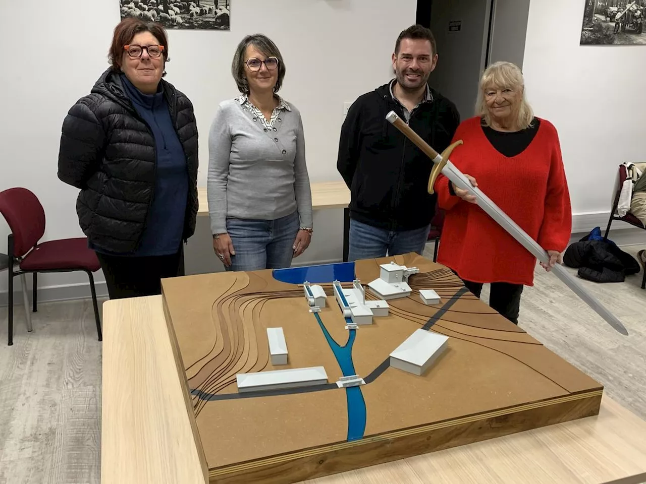 Castets : une maquette des anciennes forges pour un Conseil municipal bien rempli