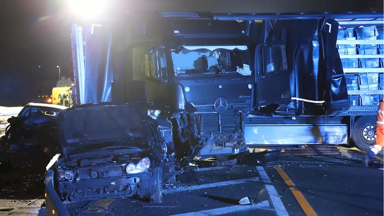 Sechs Schwerverletzte: 20 Verletzte bei Lkw-Chaosfahrt auf Autobahnen in NRW