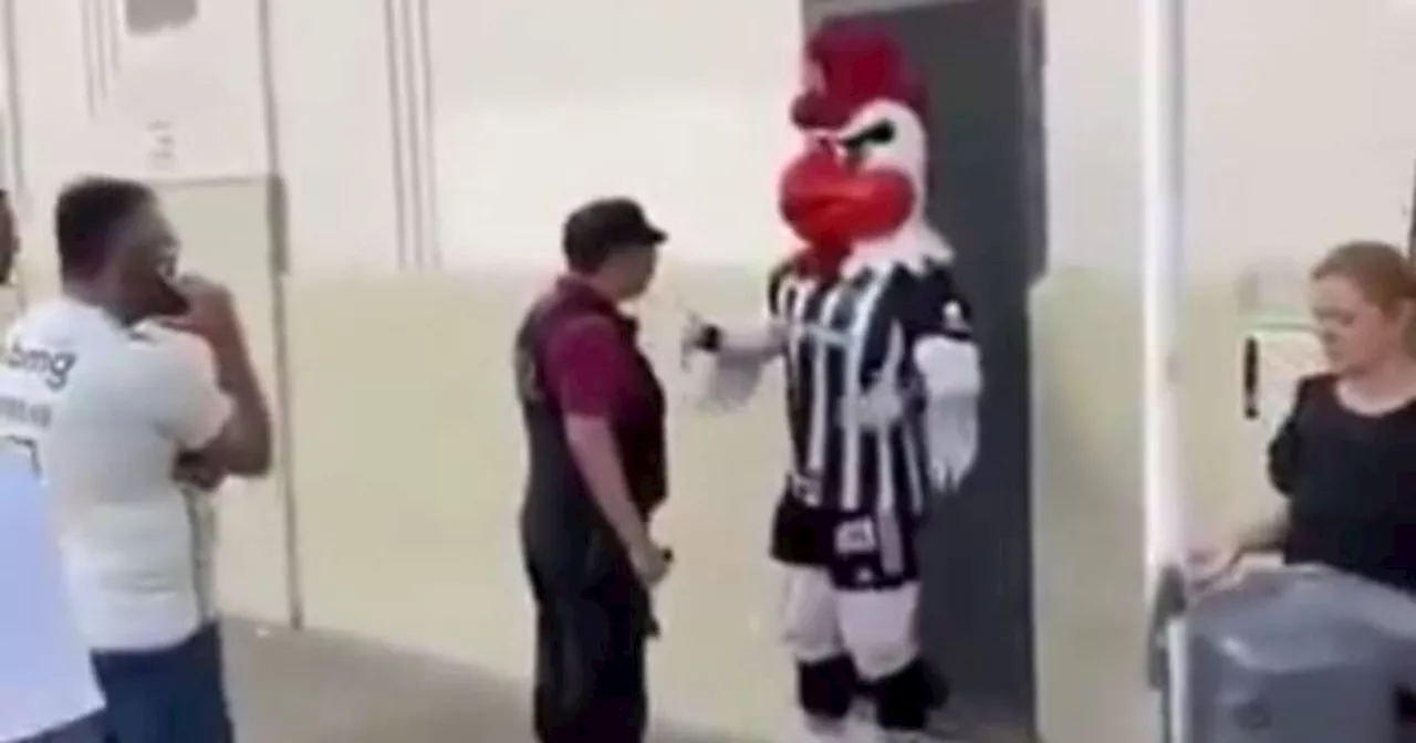 Mascote do Atlético, Galo doido recebe dura da polícia na Argentina