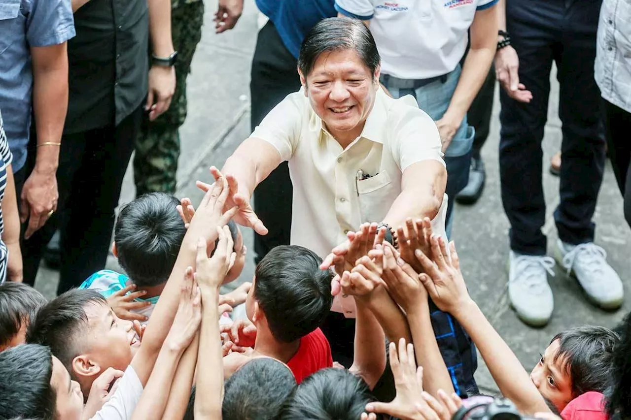 Marcos distributes cash, relief goods to fire victims