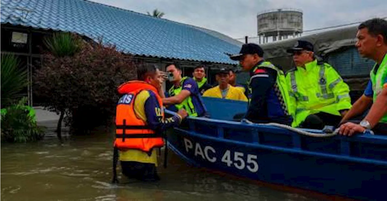 Malaysian Police Helicopters Deliver Aid to Flooded Relief Centers