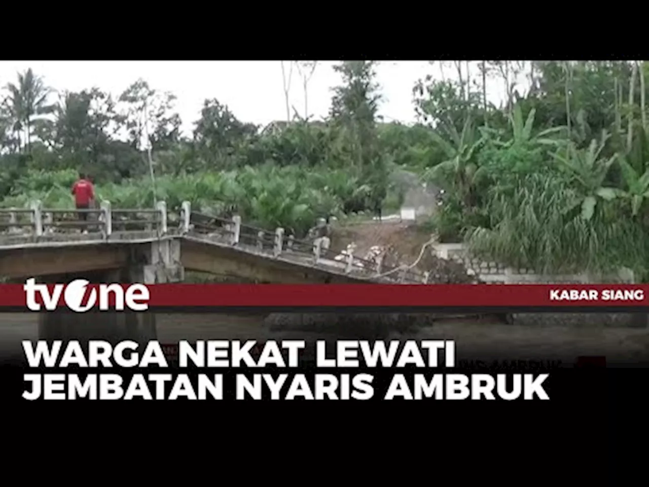 Jembatan Penghubung Nyaris Ambruk Imbas Tergerus Arus Banjir, Warga Tetap Nekat Melintas