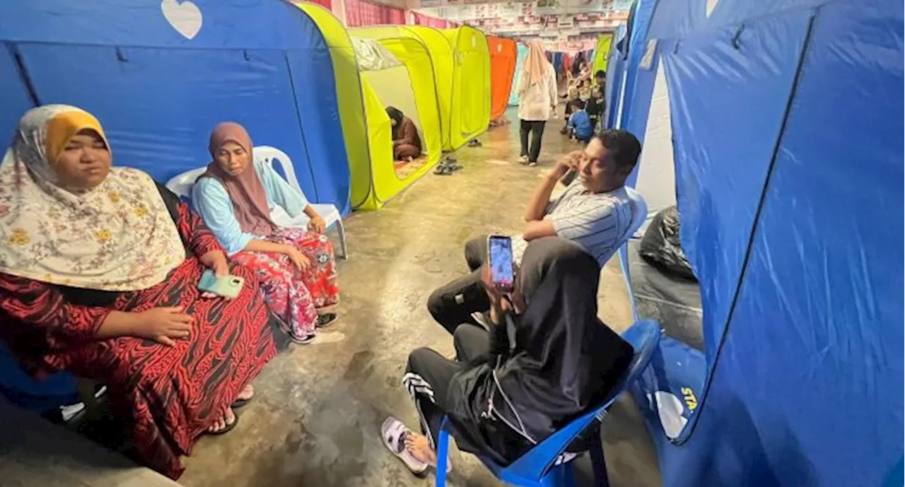 Floods Displace Residents in Fishing Village of Tok Bali, Pasir Puteh