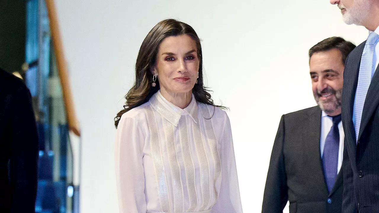 La reina Letizia luce el vestido camisero más bonito para las fiestas navideñas con zapatos de tacón kitten