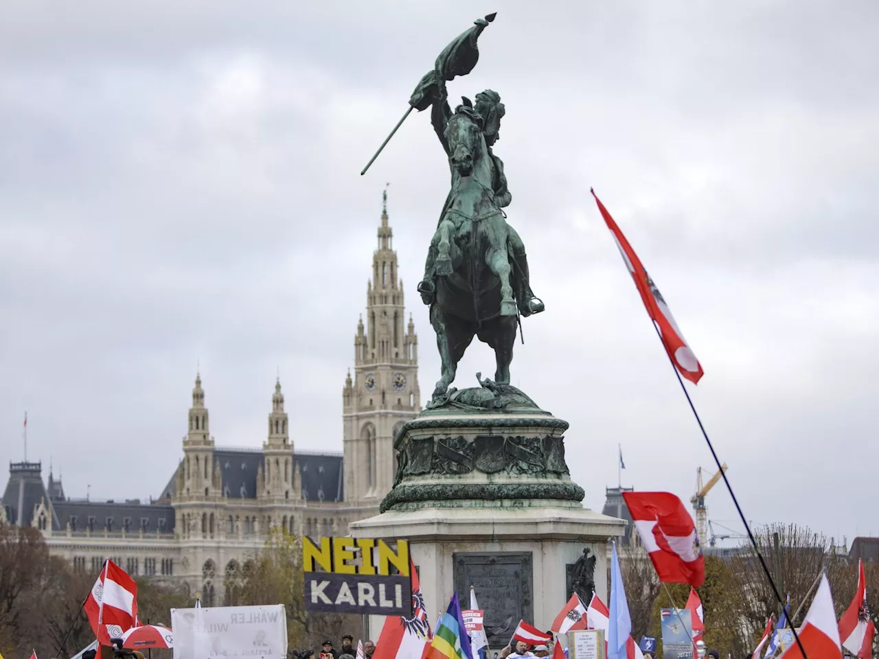 Hunderte demonstrieren auf dem Wiener Heldenplatz gegen die FPÖ-Nichtbeauftragung